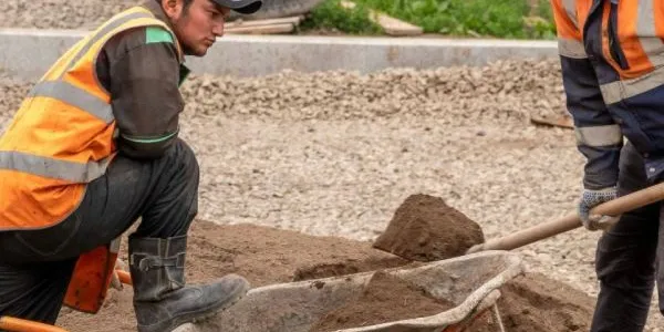 Dos trabajadores extranjeros en una obra