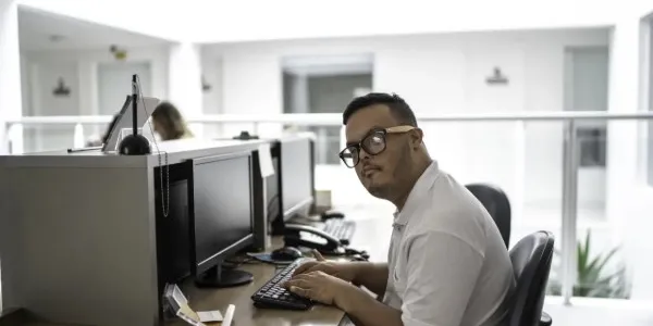 Un trabajador con discapacidad intelectual en la recepción de un hospital