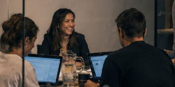 Equipo de trabajo en la oficina
