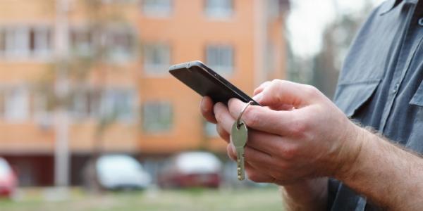 Una trabajadora responde a un mensaje justo antes de llegar a su casa 