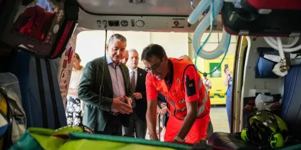 El consejero en funciones de Sanidad, Presidencia y Emergencias, Antonio Sanz, en el Centro de Emergencias Sanitarias 061 de Sevilla