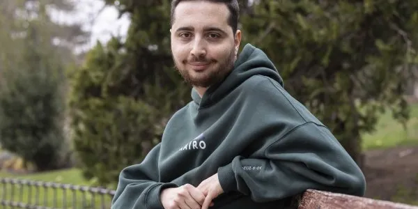Jaime Montes, sentado en el banco de un parque 