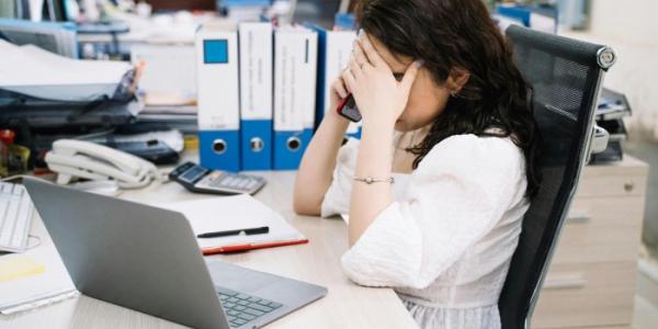 trastornos mentales Chica con depresión en el trabajo