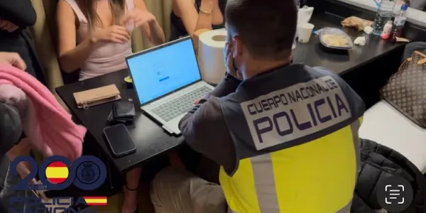 La Policía Nacional ha desarticulado una organización criminal dedicada a la trata de mujeres para su explotación sexual, en una operación en la que han sido arrestadas cinco persona, y se ha liberado a cuatro víctimas 