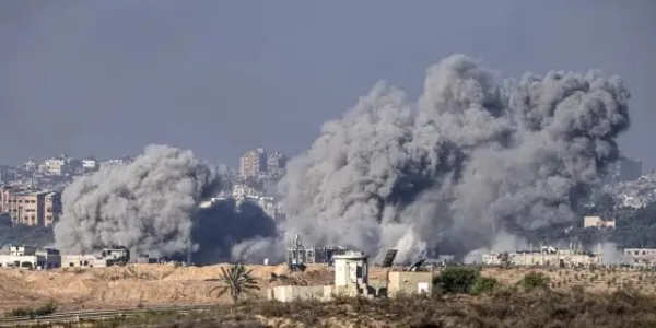 El humo se eleva tras una explosión provocada por un ataque aéreo israelí contra el norte de la Franja de Gaza, visto desde Sderot, en el sur de Israel. 