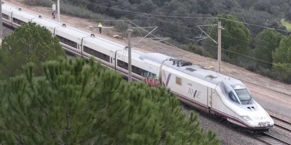 Un tren AVE pasa por el tramo del accidente en Adamuz, Córdoba.