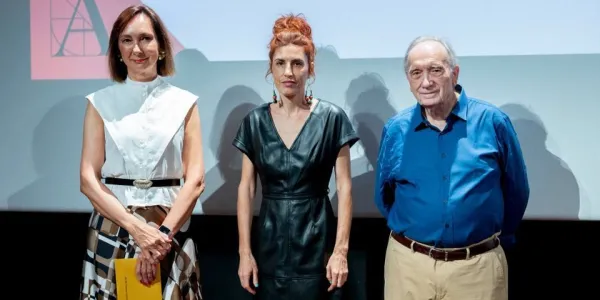 Miriam Garlo, en el centro de la imagen, junto a Fernando Mendez-Leite, a la derecha