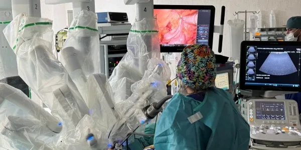 Robot Da Vinci y ecógrafo con sonda robótica de alta definición de Fujifilm Arietta v60 | Foto del Hospital Ruber Internacional