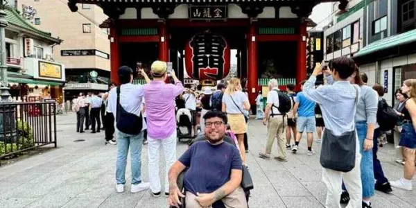 Chico con silla de ruedas en Japón