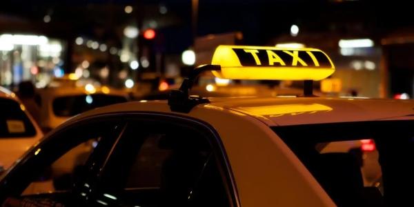 Imagen de archivo de un taxi en turno de noche