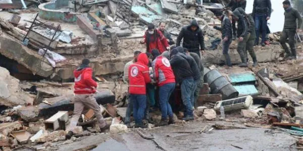 Personal de la Media Luna Roja colaborando en las labores de rescate de víctimas
