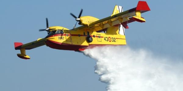 Medio aéreo en labores de extinción de un incendio forestal
