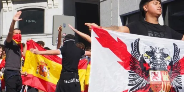 Jóvenes ultraderechistas increpan a los activistas por la vivienda en la Puerta del Sol. 