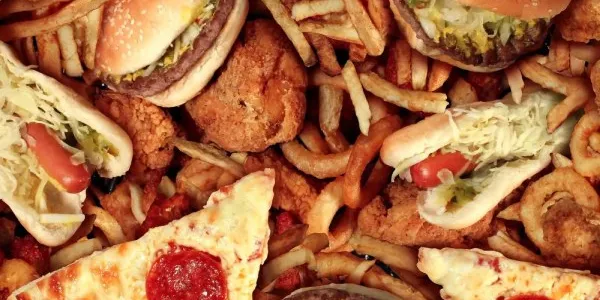 Mucha comida ultraprocesada: hamburguesas, sándwiches, patatas fritas...