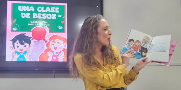 Cinta Mesa presentando Una clase de besos