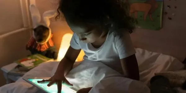 Los neuropediatras informan de que el uso de pantallas antes de dormir es nocivo