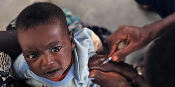 Niño recibiendo la vacuna contra la malaria