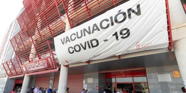 Decenas de personas hacen cola para recibir la segunda dosis de la vacuna contra la covid, en el estadio murciano de Nueva Condomina. 