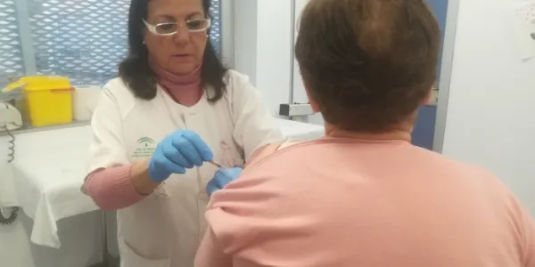 Una enfermera vacuna a un paciente 