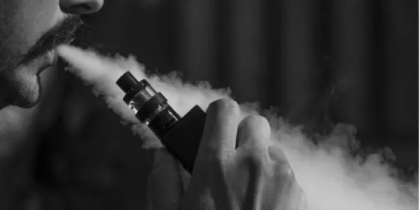 Hombre vapeando