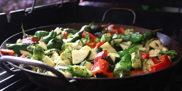 Sartén con vegetales al fuego