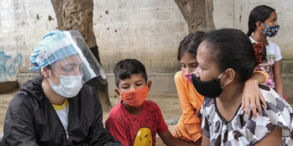 Una mujer recibe apoyo psicosocial durante una actividad apoyada por UNICEF en la comunidad de El Paraíso en Caracas, Venezuela, octubre de 2020.