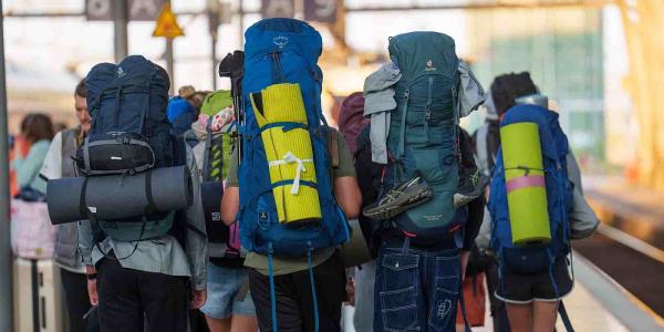 Los jóvenes insisten en viajar a España