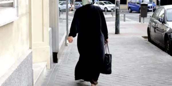 Una mujer con vestimenta árabe, por las calles de Madrid