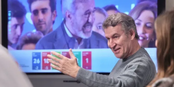 Alberto Núñez Feijóo, durante el escrutinio de las elecciones de Aragón