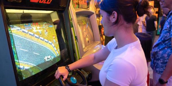 Una mujer jugando a videojuegos en un centro de ocio