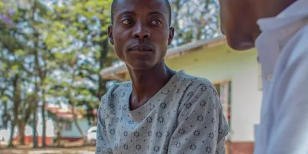 Un joven (izquierda) recibe asesoramiento sobre el tratamiento contra el VIH en Zimbabwe.