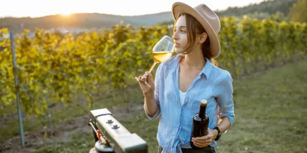 Mujer probando vino