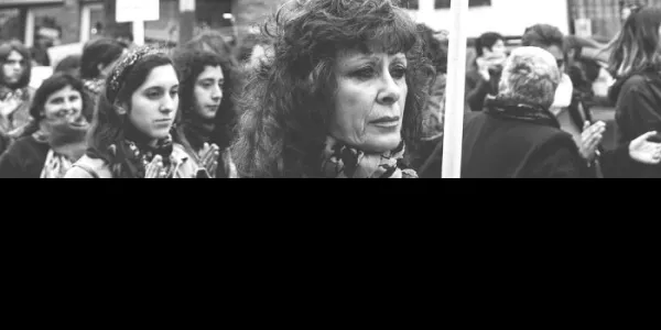 Mujeres en una protesta feminista con carteles de Ni Una Menos contra la violencia de género.