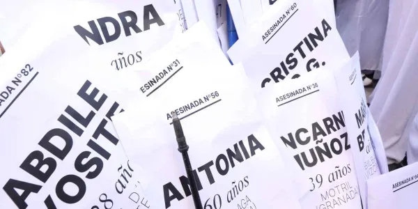 Carteles con los nombres de mujeres víctima de violencia machista | Foto de Fademur