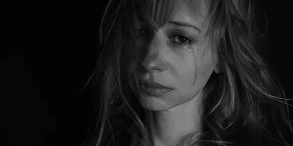 Chica llorando sufriendo violencia de género