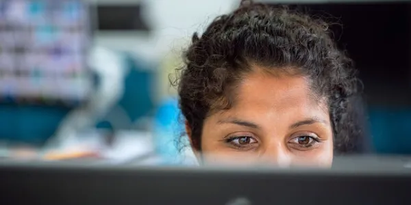 Mujer trabajando con su ordenador