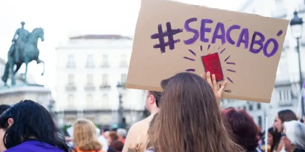 Chica en una manifestación feminista contra la violencia machista