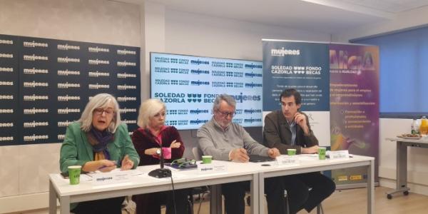 Marisa Soleto, Elena Valenciano, Joaquín Tagar y su hijo, en la rueda de prensa