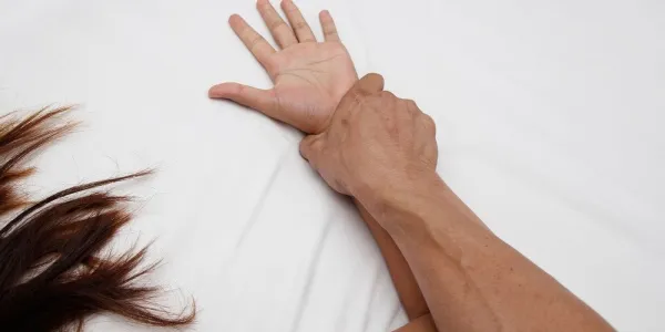 Manos de una persona ejerciendo violencia sexual