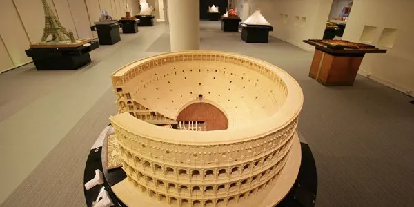 Maqueta del Coliseo Romano, expuesta en el Museo Tiflológico de la ONCE