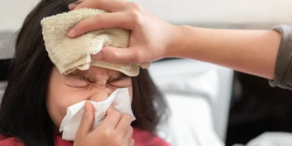 Una níña con fiebre alta y síntomas rinofaríngeos