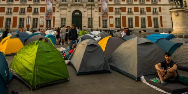 Acampada en Puerta del Sol en protesta contra el desahucio de Maricarmen. 