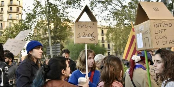 Varias personas con pancartas en una manifestación por el derecho a la vivienda