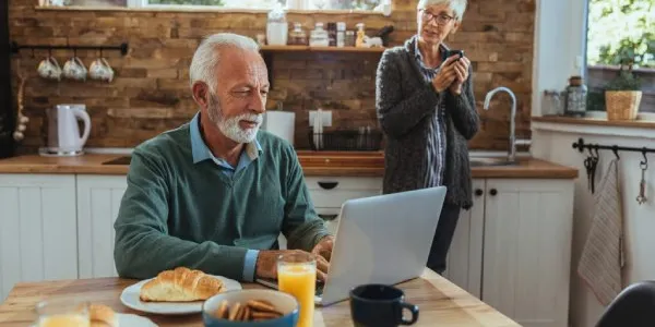 Estafas telefónicas con IA a personas mayores