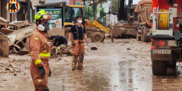 Bomberos en uno de los municipios afectados por la DANA 