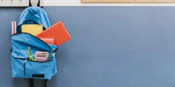 Mochila colgada en el perchero de una clase
