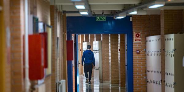 Un estudiante de un instituto de Alicante por los pasillos del centro.