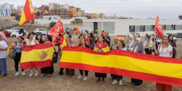 Vanesa Castro con el bote de gas pimienta que ha comprado a su hija para ir al colegio, este sábado, en Ceuta