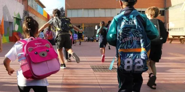 Varios niños en la vuelta al colegio en septiembre
