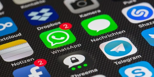 Imagen de un móvil con la app WhatsApp